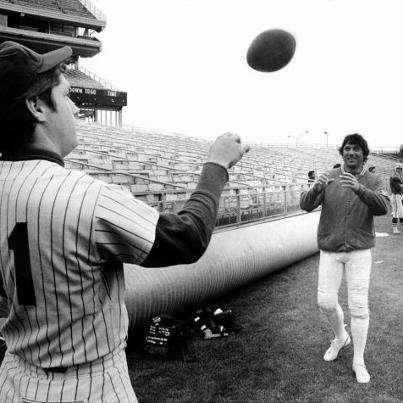 70sBaseball's tweet image. Tom Terrific and Broadway Joe toss around the pigskin at Shea Stadium
@metsrewind @Mets @nyjets