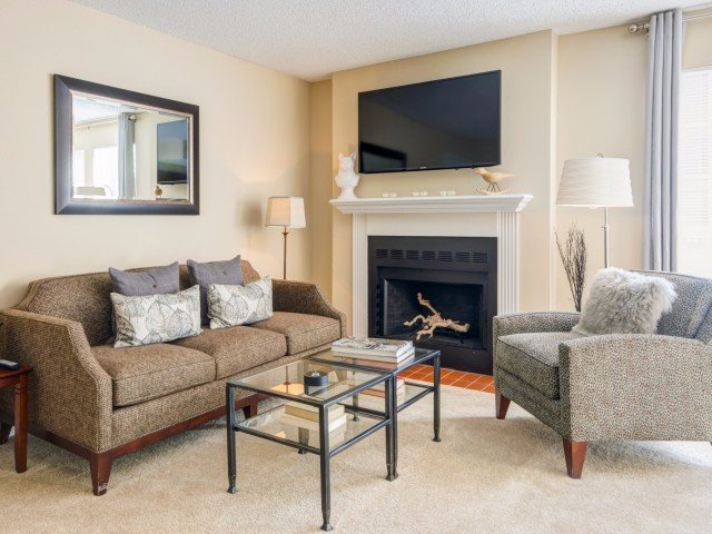 BellemeadeFrms's tweet photo. Style your apartment home with throw pillows! Find more decor ideas in our photo gallery.  https://t.co/MAqhdFk97k https://t.co/XbT5cty3C9