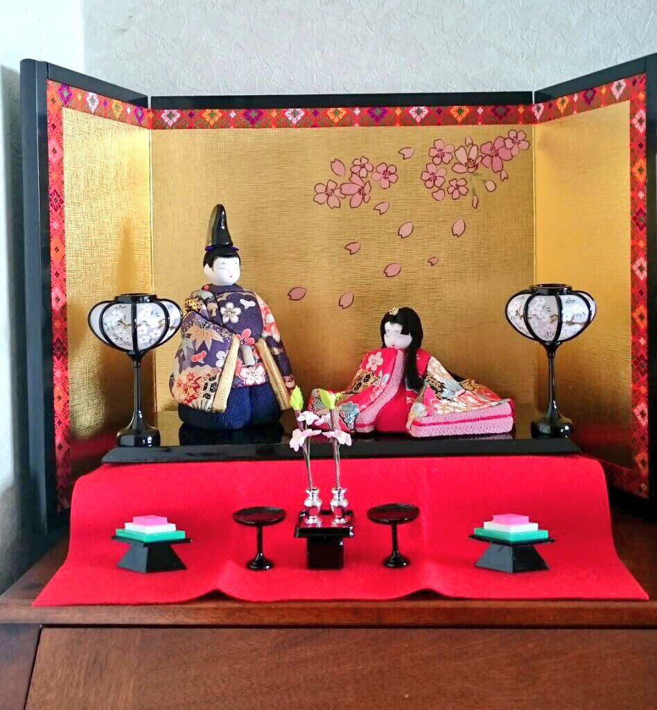 chunmi1010's tweet photo. 母親が木目込人形作って��れた♥️
手先器用なの羨ましい……私は子ども用にスタイを作って見てるけどもう心が折れそうだ（笑）
#木目込み人形
#雛人形
#初節句
#スタイ
#ミシンカタカタ https://t.co/BzEiMDxPIH