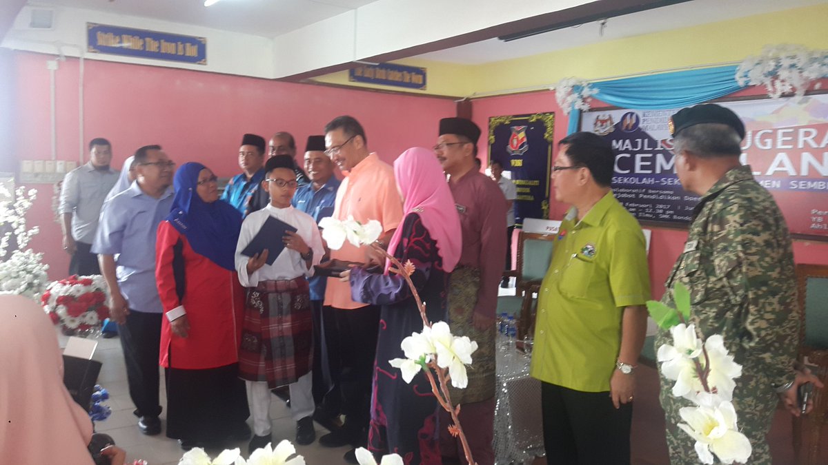DS <a href="/HishammuddinH2O/">Hishammuddin Hussein 🇲🇾</a> menyampaikan anugerah cemerlang kepada pelajar-pelajar cemerlang Parlimen Sembrong.

#SembrongKita