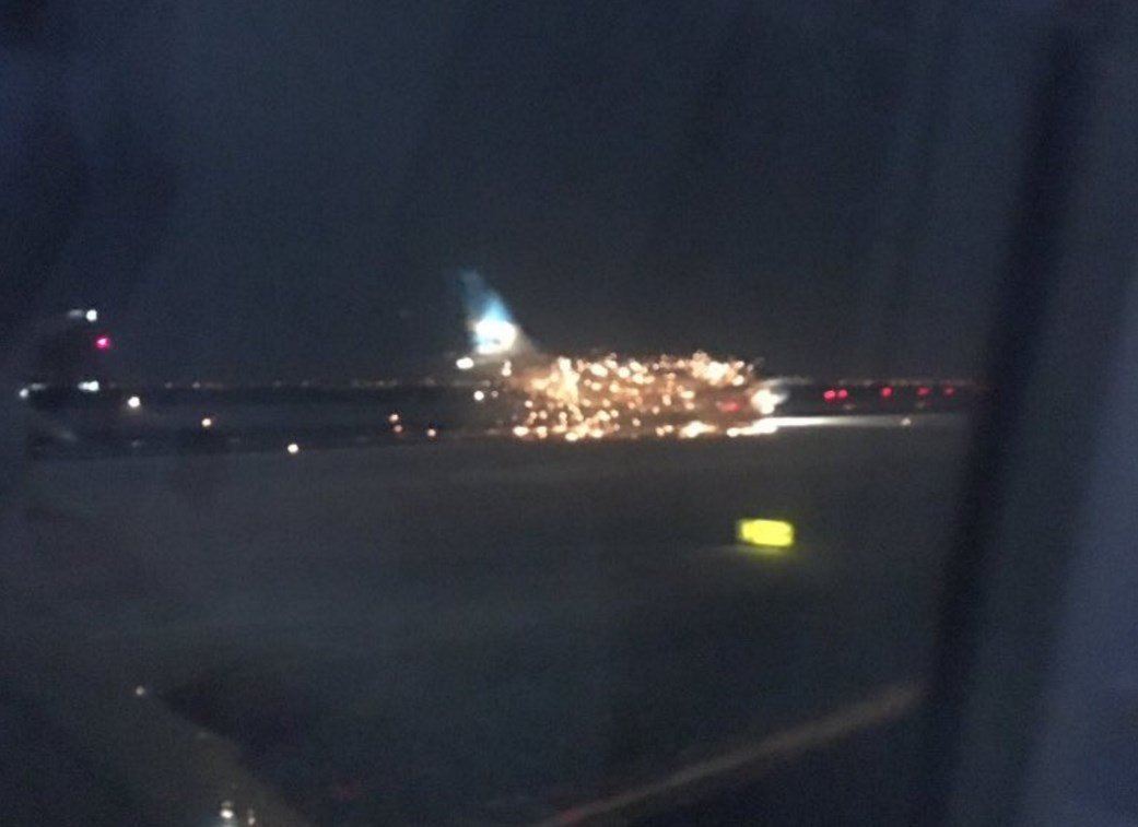 Cronica_ok's tweet photo. #Ahora | Un avión de Aerolíneas Argentinas que salía de Nueva York a Buenos Aires tuvo una explosión en la turbina. Salieron todos ilesos https://t.co/8biZZ8Eg1O