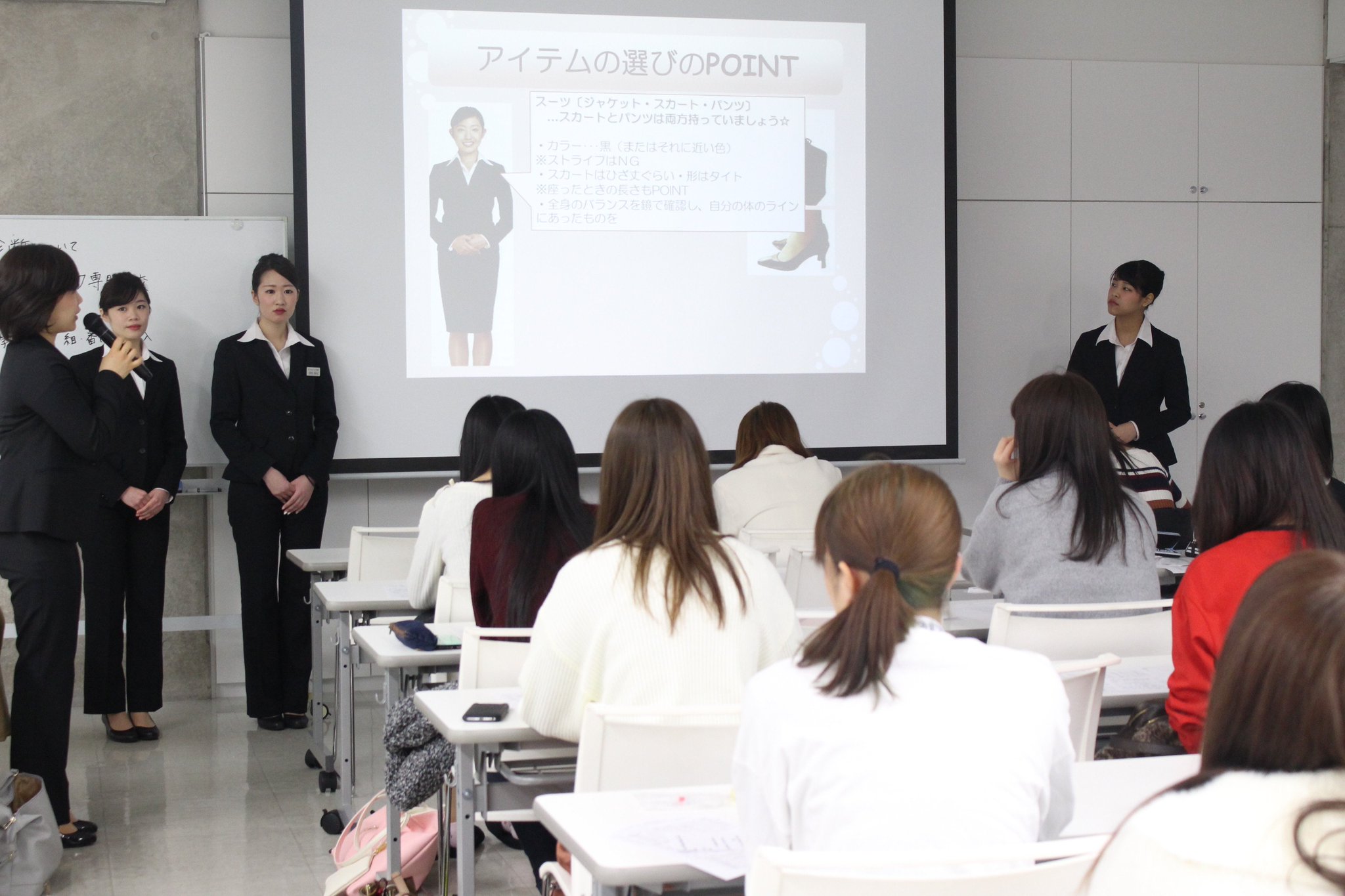 アイエステティック専門学校 公式 アイの入学前登校日 今後の流れや入学式で着るスーツの選び方まで 先生たちがしっかり説明 みんな真剣にメモを取りながら聞いています アイエステ 入学前登校日 New アイ アイエステティック専門学校 公式 アイの入学前登校日 今後の流れや入学式で着るスーツの選び方まで 先生たちがしっかり説明 みんな真剣にメモを取りながら聞いています アイエステ 入学前登校日 New アイ