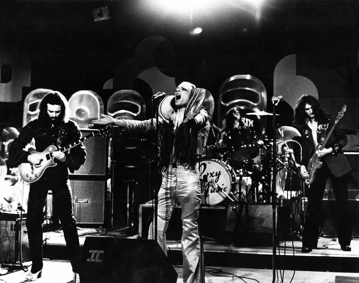 Brian Eno pouring it out live with Roxy Music, 1973 #PhilManzanera #JohnPorter #PaulThompson #glam #rock