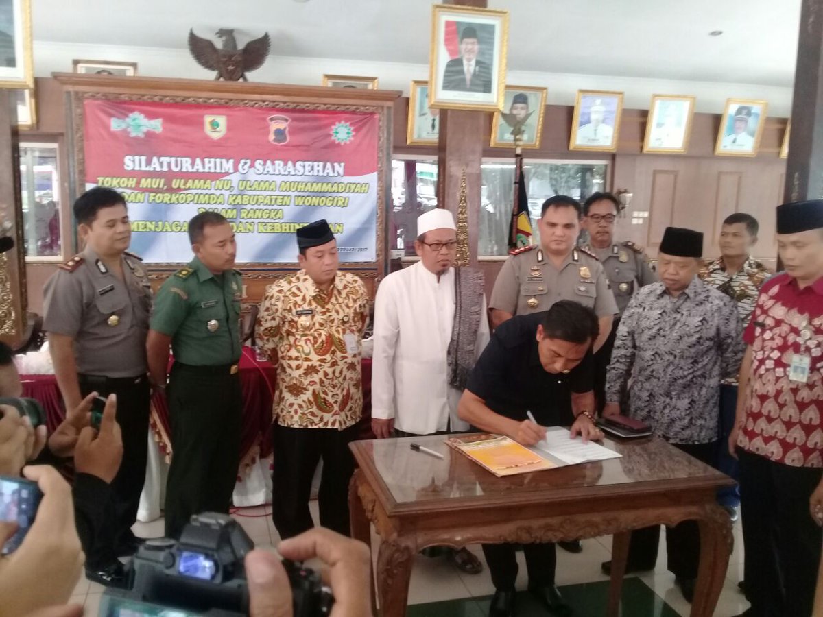 humas_wonogiri's tweet photo. Deklarasi dan penandatanganan Kesepakatan JAGA #NKRI &amp; #jagakebhinekaan Tokoh MUI,Ulama NU&amp;Muhammadiyah di Pendopo RD @BupatiWonogiri (10/2) https://t.co/sFPuGprvsg