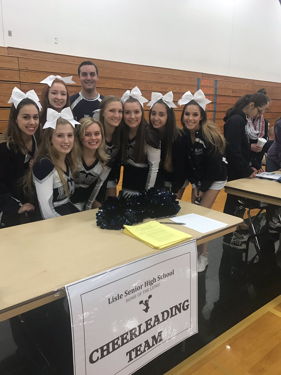 kelhamann's tweet photo. Freshmen orientation night! Stop by our table! Help welcome #futurelions #WhoWantsToBeACheerleader?!? #OnePride https://t.co/5lHzPGgHI5