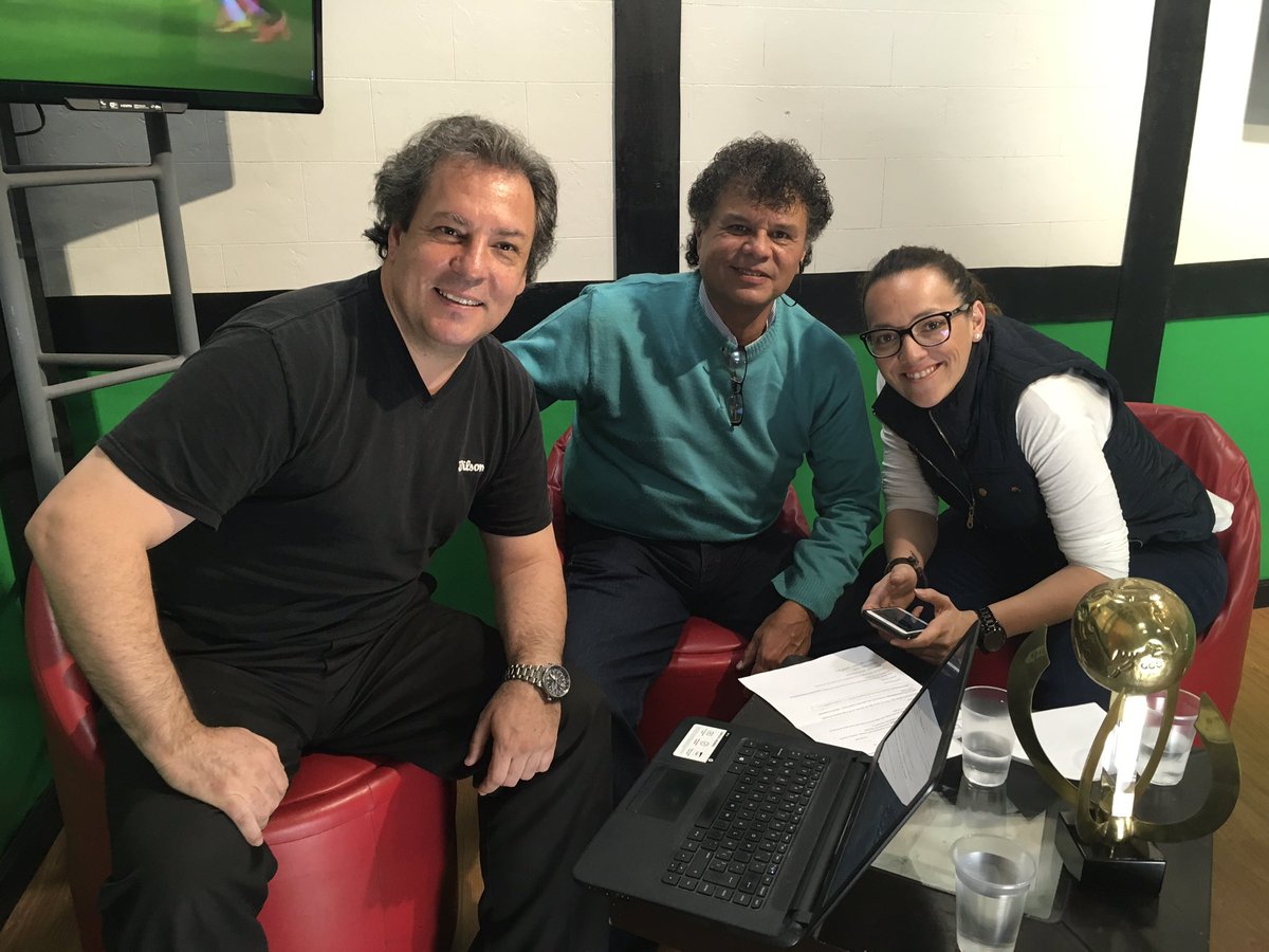 WowmxTv's tweet photo. Estamos con Omar Mendiburu y Adri Cornish hablando sobre lo sucedido en el #SBLl y mucho más en "Mundo De Futbol" ⚽🏈 https://t.co/UF9Pw816N1
