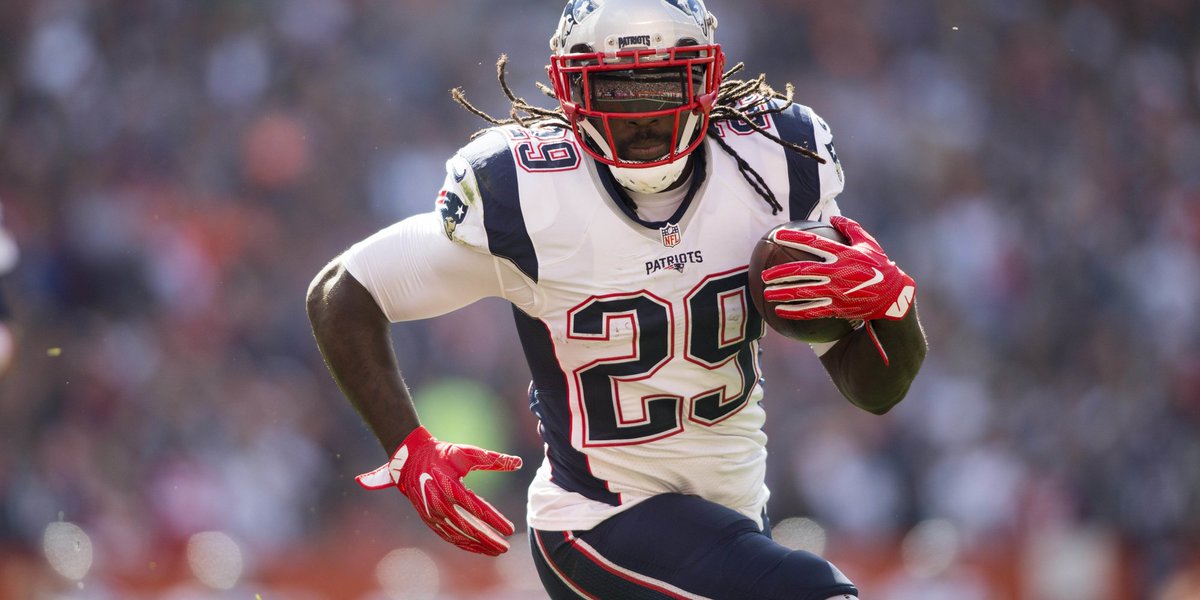 HuffPost's tweet photo. Two more Patriots players decide not to visit Trump's White House https://t.co/Ef14rFl5dL https://t.co/SIX0XzjnNx