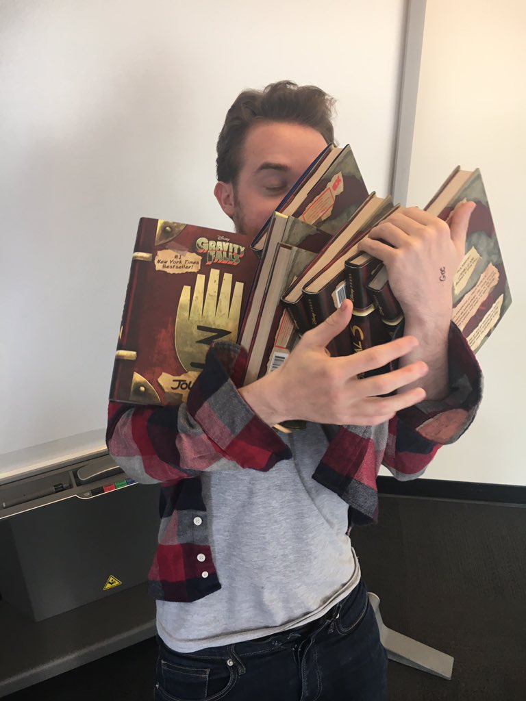 _AlexHirsch's tweet photo. @mypresidents @BNBuzz Me hugging my babies https://t.co/hEvnb7dNVm