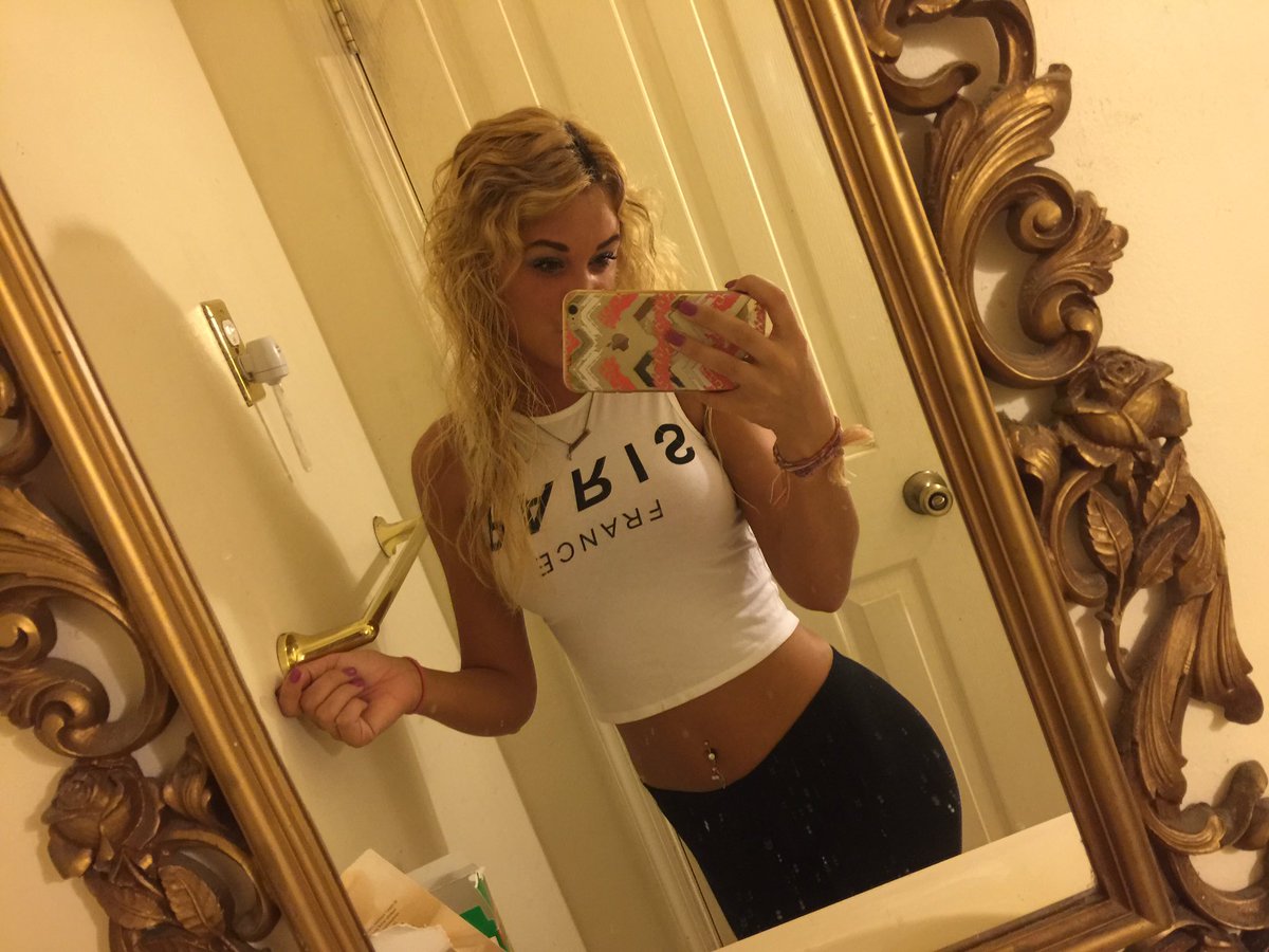 heaathh_xO's tweet photo. I need a new selfie mirror 🙄 https://t.co/JOhAw4Oei3
