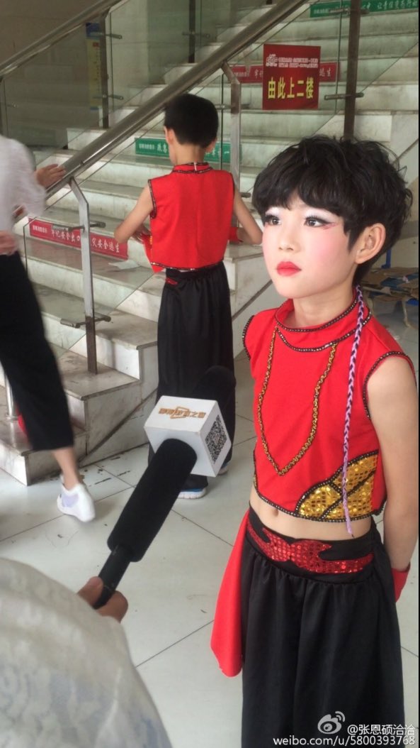 YHBOYS_BR's tweet image. [FOTOS] Zhang EnShuo em uma apresentação em Handan (China) em 2016