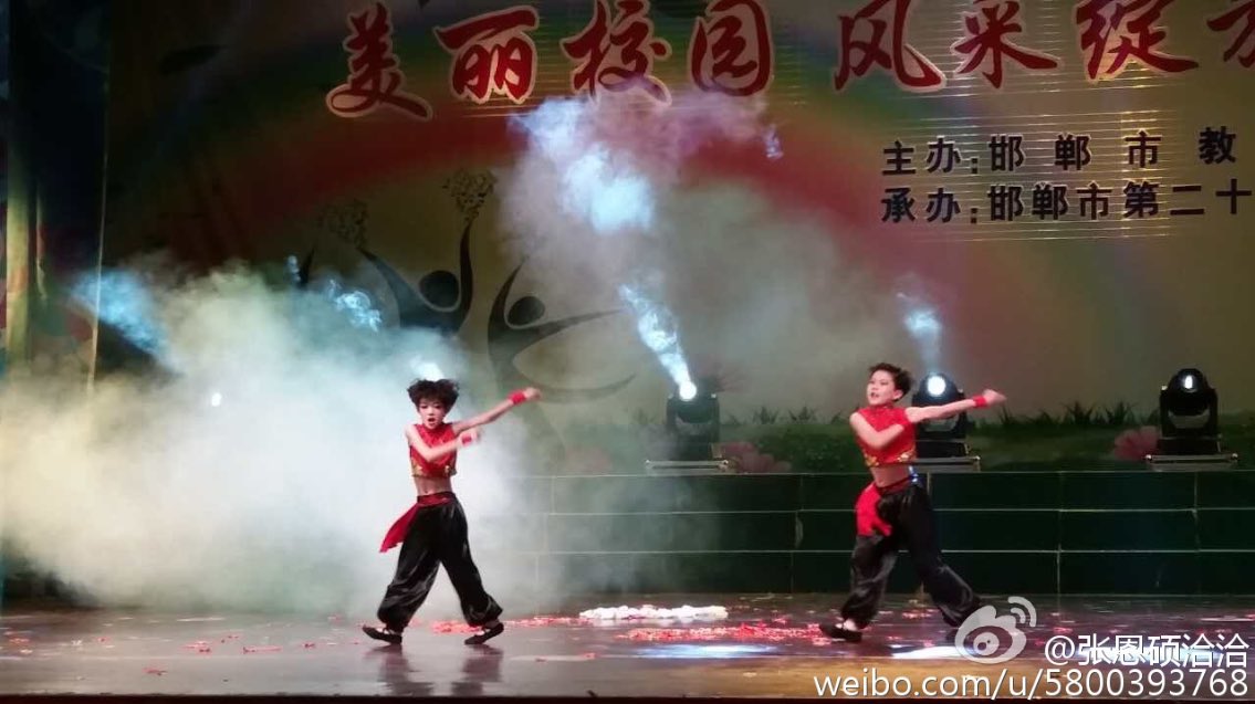 YHBOYS_BR's tweet image. [FOTOS] Zhang EnShuo em uma apresentação em Handan (China) em 2016