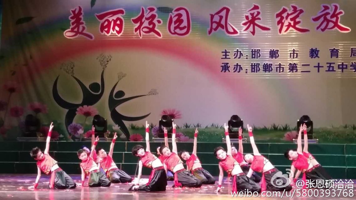 YHBOYS_BR's tweet image. [FOTOS] Zhang EnShuo em uma apresentação em Handan (China) em 2016