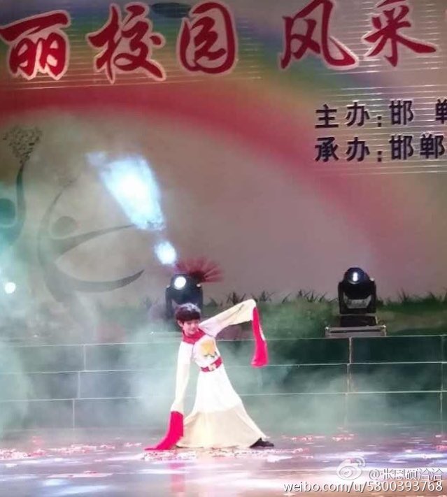 YHBOYS_BR's tweet image. [FOTOS] Zhang EnShuo em uma apresentação em Handan (China) em 2016