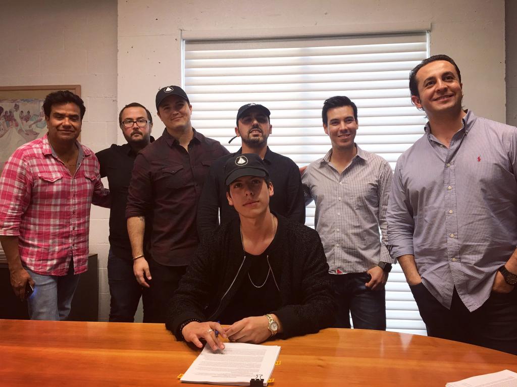 Hunters_Talca's tweet photo. NEW || Matt acaba de firmar su primer contrato discografico con Universal Music. https://t.co/r08vOlDDq0