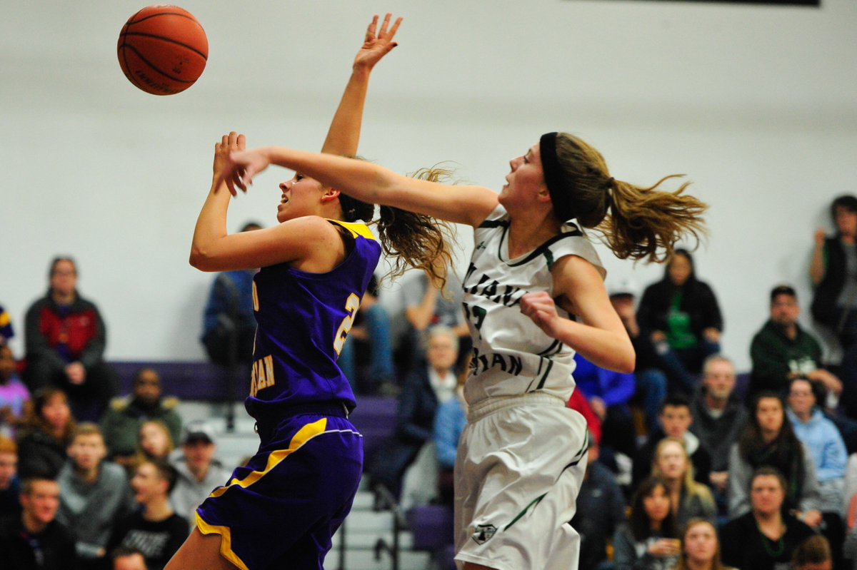 GaryMiddendorf's tweet photo. Gabby Kreykes 34 pts. leads Illiana in Regional win over Chicago Christian 77-35. https://t.co/a1cvyoJOm9