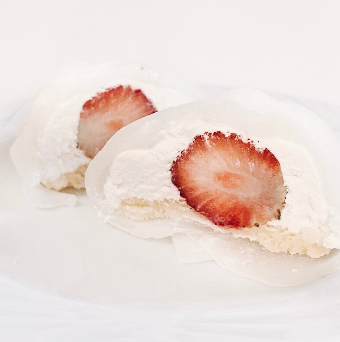 mandylynneats's tweet photo. 東京都のコンビニは一番すごいですね！ Love this strawberry #mochi #cake at #Lawsons! #コンビニ #もち #ふよ #ケーキ #甘い #甘い料理 #料理 #イチゴ #餅 #foodshare #dessertporn #foodporn https://t.co/4gDCvdhcR2