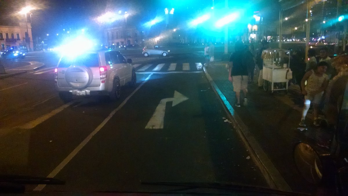roelps's tweet photo. En #Latinoamérica  odiamos la #corrupción de gobernantes pero  ciudadanos odiamos cumplir leyes, auto en vía exclusivo de #TransportePublico https://t.co/y6QGyRo1CX