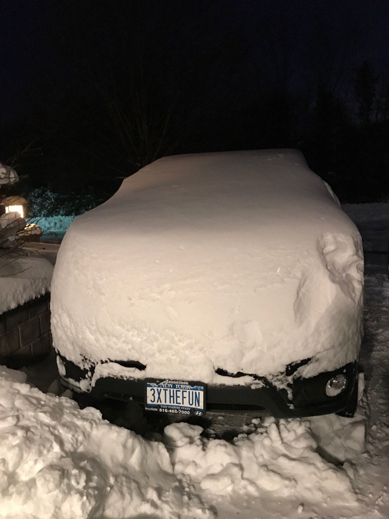 foreyes21's tweet photo. @Keeberino 's car should be defrosted by the time he gets home #snOwMG #blizzard2017 #3xthefun https://t.co/QRorQMEJzg