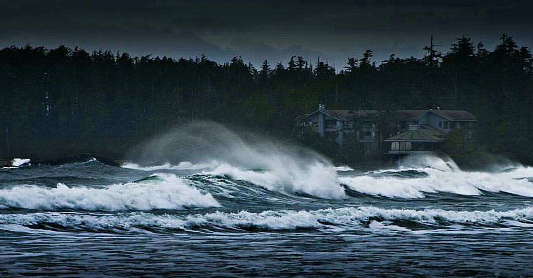 wickinnbc's tweet photo. Winter storm waves crashing in at #WickaninnishInn #Tofino #BC                                           📷 Sander Jain https://t.co/XDC2sRhTqe