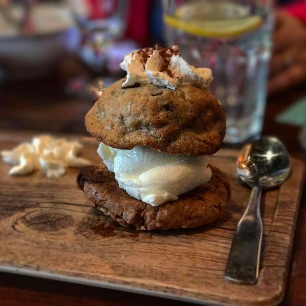 NicolasCatard's tweet photo. Sandwich glacé ❄️ crème vanille et biscuits 🍪 gloutons sucres salés chez #ChicShack https://t.co/CQEl4uYYef https://t.co/izzLCqg0ws
