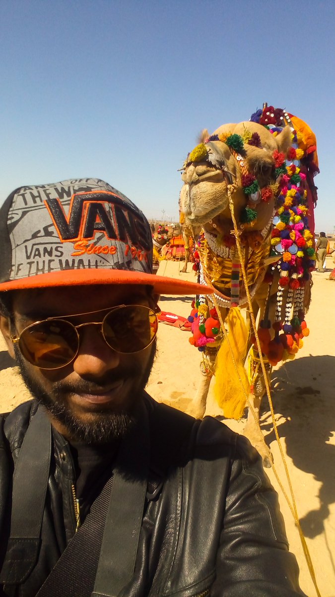 visualideator's tweet image. When the camel agrees to take a selfie with you ...
#jaisalmer #DesertFestival2017 #rajasthan #camel
