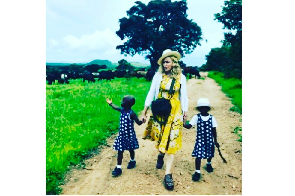 elespectador's tweet photo. Madonna confirma la adopción de dos gemelas de Malaui. https://t.co/JQRFDJOXtH https://t.co/anxBtR82wf