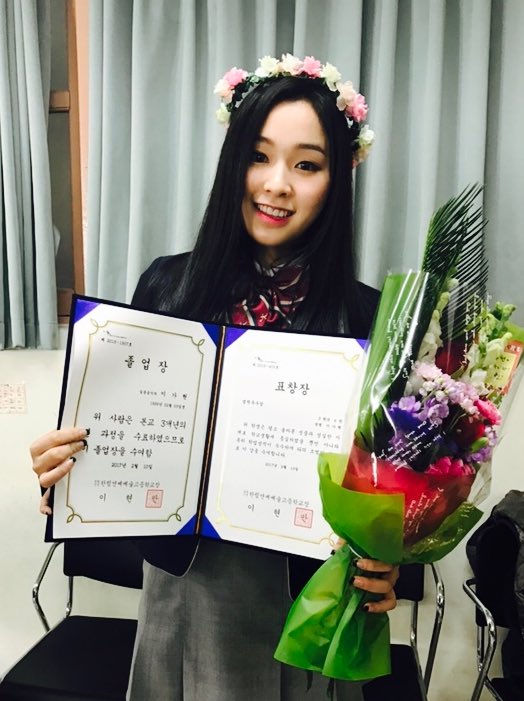 hf_dreamcatcher's tweet photo. 제가 드디어 졸업을 했어요! 예!!! 아직 미성년자지만 교복을 입지 못한다는 게 아쉬워요 ㅠㅠ  이제 학생에서 벗어나 더 성장하는 가현이가 되겠습니다! 😆하하 졸업 축하해 주신 팬 여러분들 모두모두 감사합니다!!! #드림캐쳐 #가현 https://t.co/aIa68kTQZr