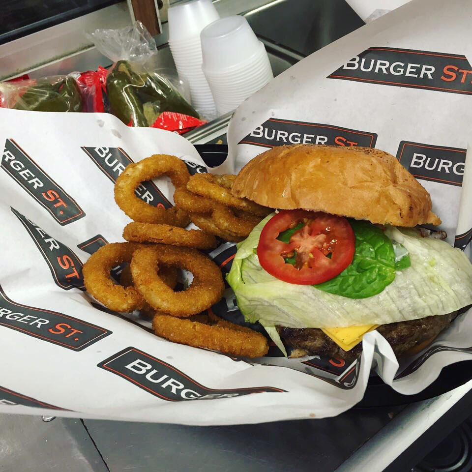 burgerstmty's tweet photo. Aquí seguimos hasta las 12 🍔🍟 aquí una foto para motivarte 😃

📍Monterrey 📍Cancún #foodtruck #burger #burgerst https://t.co/i35vU7Q2NW
