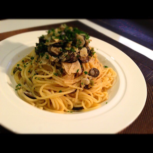 توییتر リュウジ 料理のおにいさんバズレシピ در توییتر 今日のランチは釜揚げシラスのプッタネスカ ビアンコ 娼婦風と言う意味があり 諸説ありますが娼婦が客をもてなすために家に常備している食材でサッと作ったのが由来だとか トマトソースが多いですが