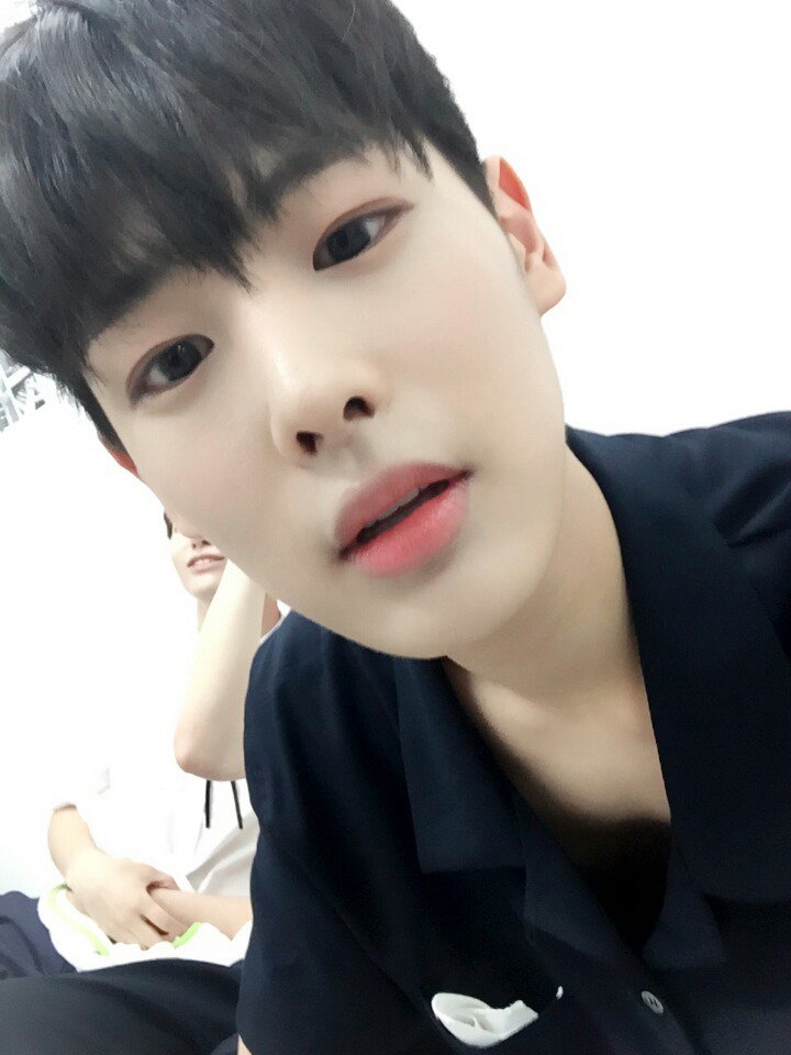 [#병찬] 쫌다가 8시에 빅톤이 v앱생방송을해영
그러니 좀만기다려줘요
그리고 오늘 날씨추우니깐 얇게입지마!!
얇게 입으면 내가 찾으러간다
항상 감기조심하고 따뜻하게하구 그럼 이따봐요💕💕
난 밥먹으러~ 우리팬들도 얼른먹구~