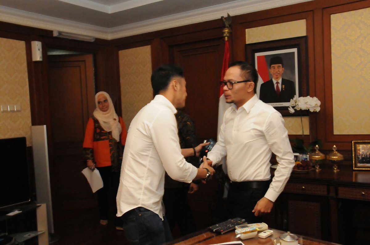 KemnakerRI's tweet photo. Menaker @hanifdhakiri Menerima aktor Hengky Kurniawan membahas rencana pembuatan film tentang TKI, Jumat (10/2). https://t.co/HEDVux9MJa