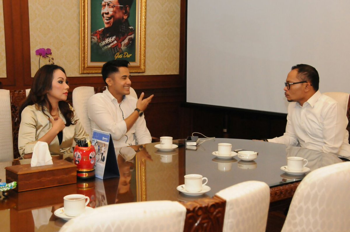 KemnakerRI's tweet photo. Menaker @hanifdhakiri Menerima aktor Hengky Kurniawan membahas rencana pembuatan film tentang TKI, Jumat (10/2). https://t.co/HEDVux9MJa