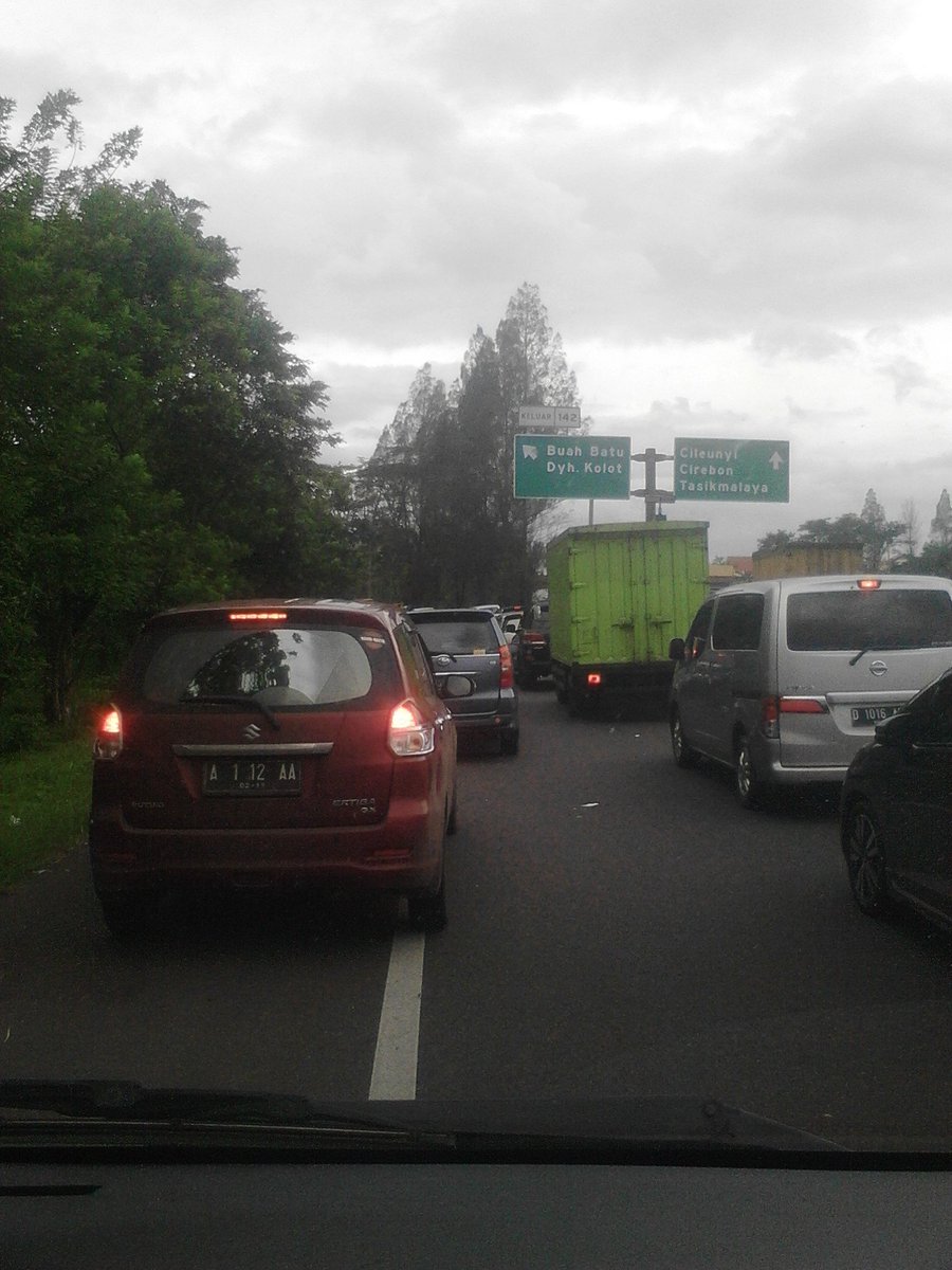 17.18: RT @budak_bageur137: Kondisi exit Tol Buah Batu padat merayap. #lalinBDG