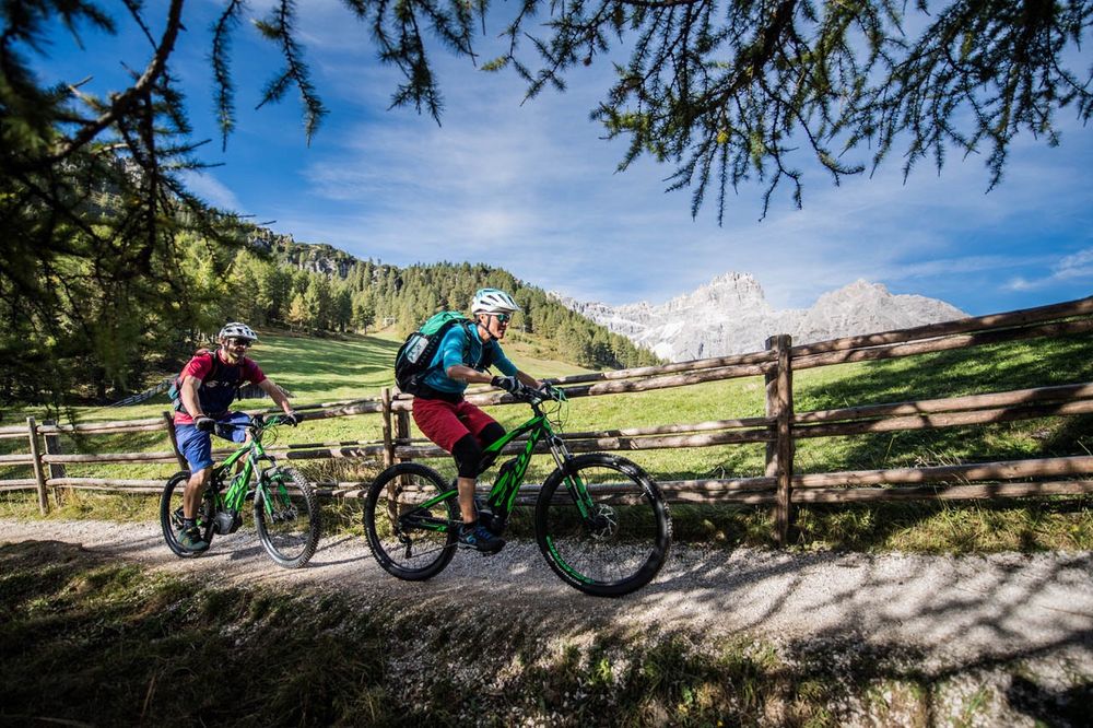 sentres's tweet photo. Zum ersten mal in Südtirol: die SHIMANO E - Mountainbike EXPERIENCE 2017 https://t.co/5EQM1Wsho6
#ebike #suedtirol #shimano #mountainbike https://t.co/oCZ0pd9Rwf