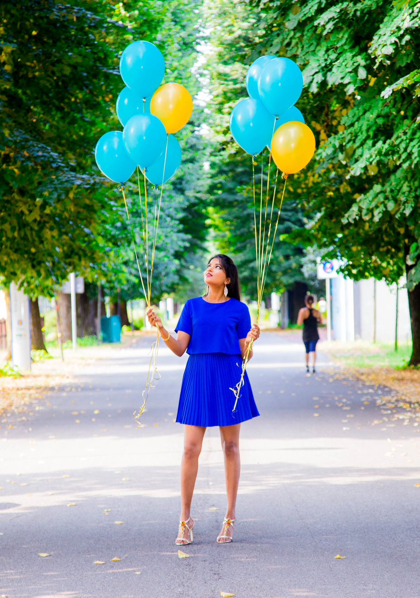 Di_Kumarasinghe's tweet photo. #Storms they will come, but I know that the #sun will #shine again☀️🎈
#me #girl #dilinikumarasinghe #milano #rain #rainyday #balloons #blue https://t.co/whHMIAqPXA