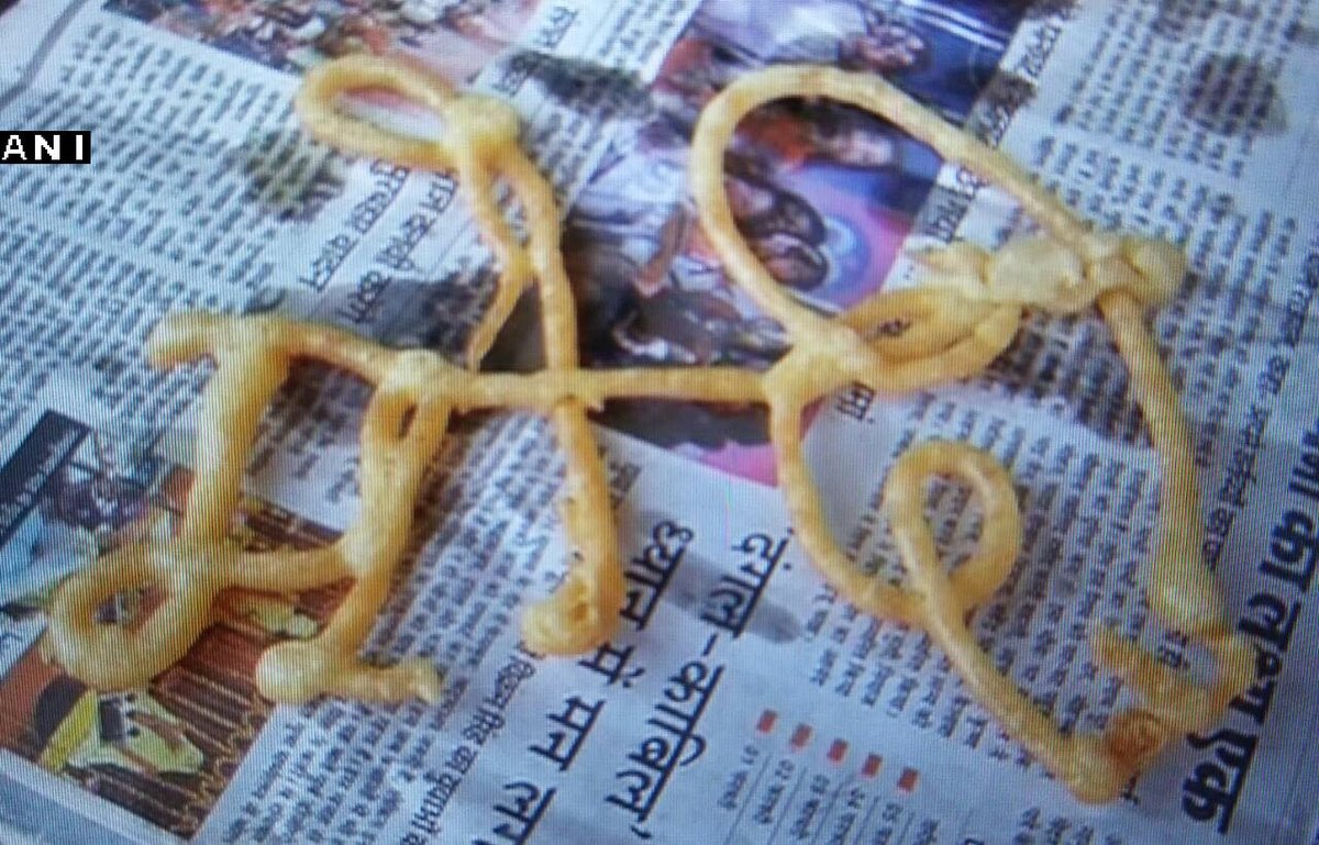 manojsirsa's tweet photo. क्या आपने खाई है मोदी जलेबी और कमल जलेबी ?
https://t.co/FXBzF9GIvq नहीं ? तो देखिये ये वीडियो @narendramodi #UPWithNaMo #BJP #NaMoInUP https://t.co/SKBhAd6RtM