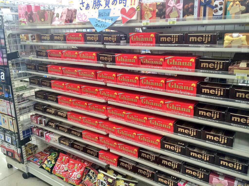 大量のチョコで♡近所のコンビニにあるバレンタインコーナーがお洒落になってたwww