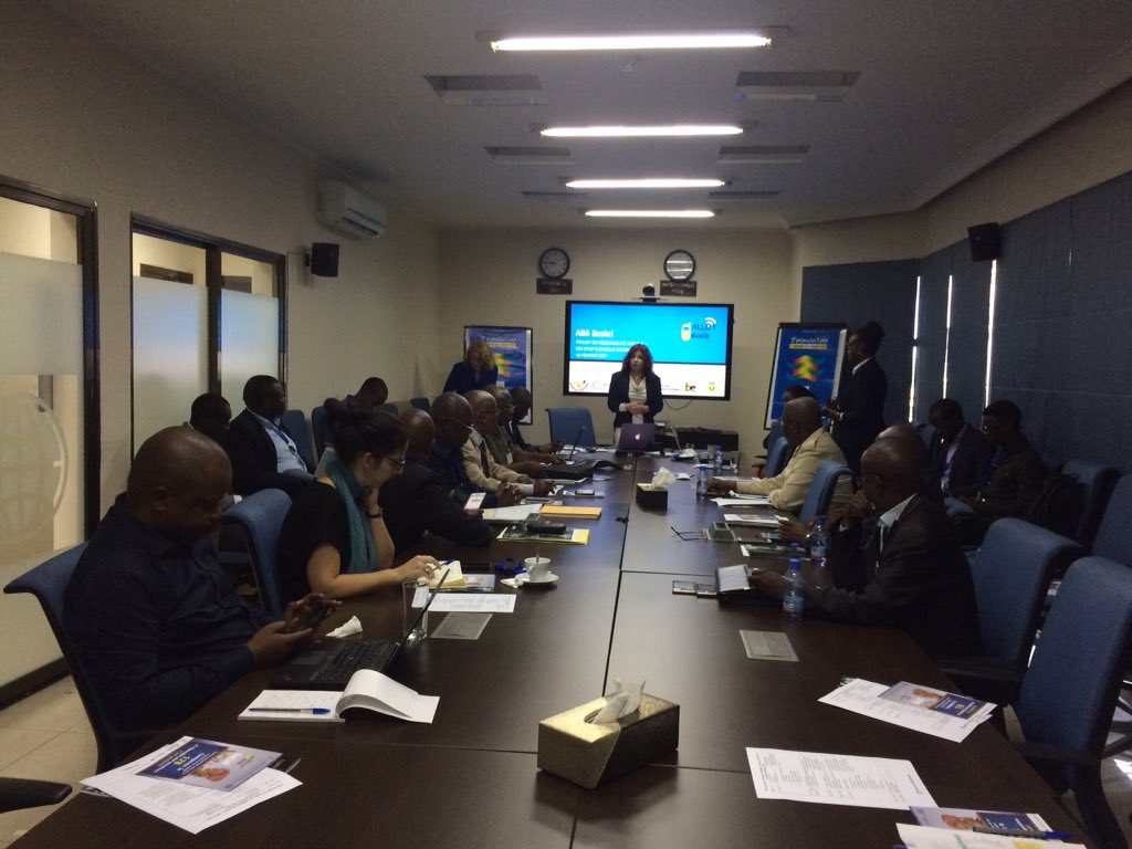 NeugierigS's tweet photo. Les représentants @MinEPS_INC     discutent l'introduction de la plateforme mobile de la redevabilité sociale en #éducation #AlloEcole #RDC https://t.co/2tncTQKClg