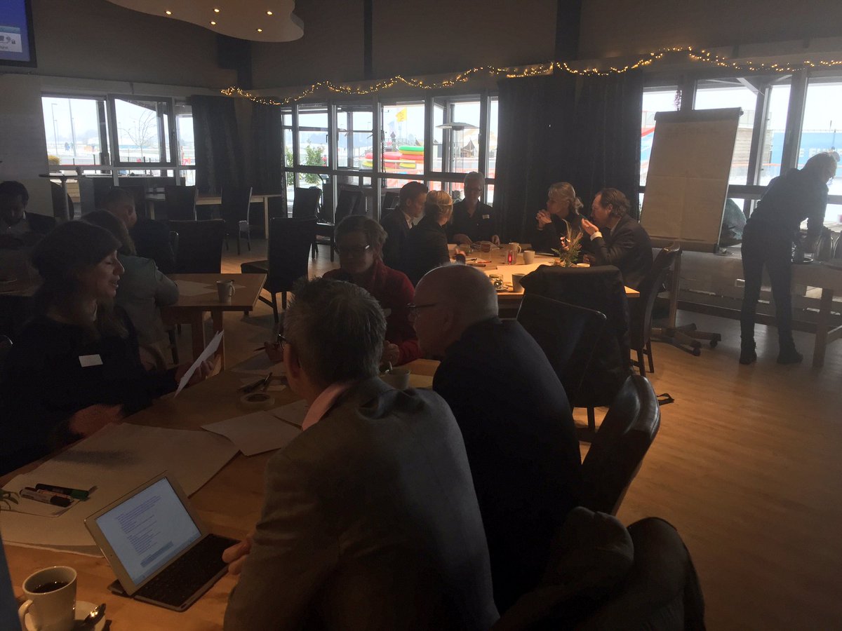 Bij #Flevonice wordt hard geschaatst én gewerkt aan gezamenlijke plannen. Ondernemers, Gemeente en Provincie <a href="/FlevoNieuws/">Provincie Flevoland</a>. #FlevoFunFields