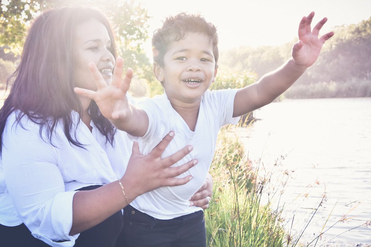 RAWcreatives's tweet photo. Fabulous Golden hour shot by @MariVolschenk on her final practical. #awesomestudent #familyphotography #goldenhour #photographytraining https://t.co/mWyQV9gcFc