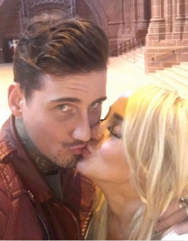 Stephdavis1000's tweet photo. More of me &amp; Jeremy 💋💋 https://t.co/0py321HIEJ
