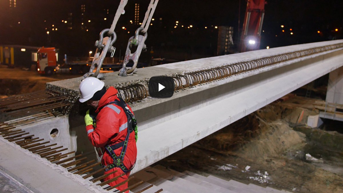Er is hard gewerkt in om de brugliggers te plaatsen voor de toegangsbrug naar #Wilgenrijk. Bekijk dit mooie filmpje. bit.ly/2kbpbxu