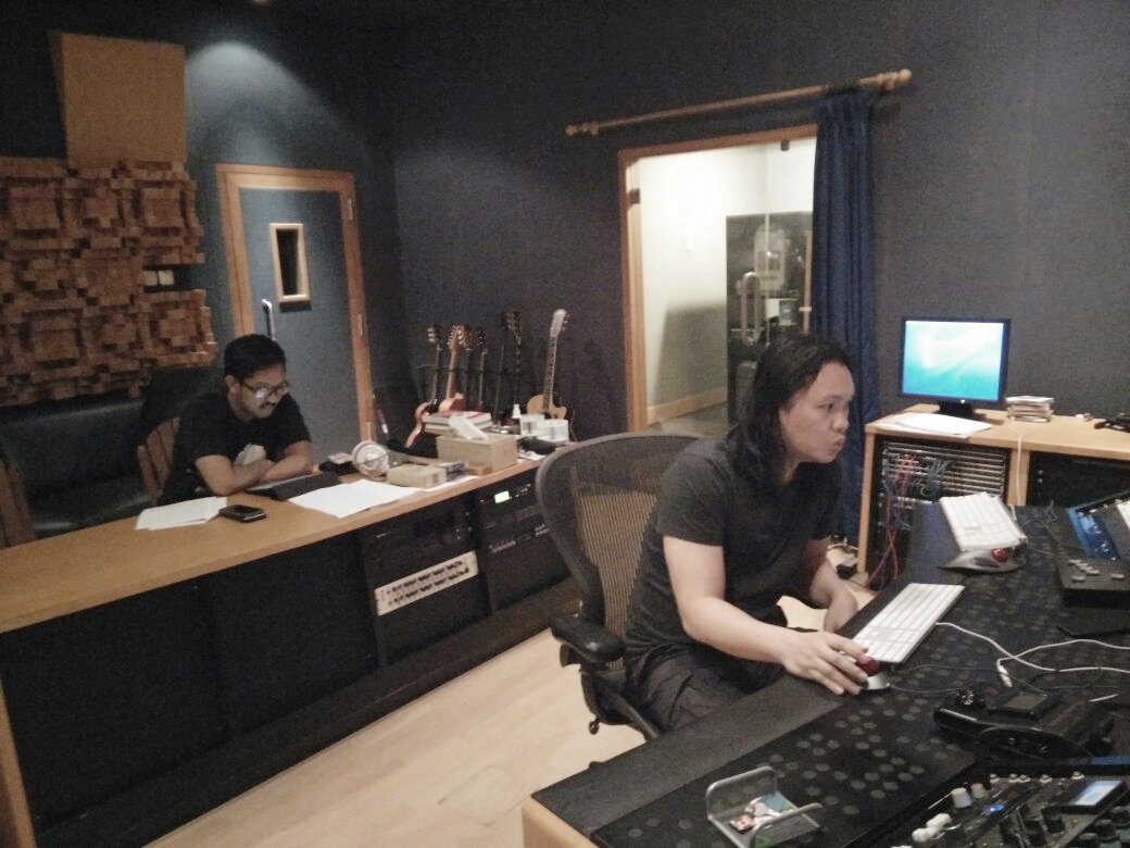 <a href="/irfanky83/">Irfan Aulia</a> menyimak hasil mixingan album kelima SamSonS bersama mixing engineer Stephan Santoso. #samsons5thalbum