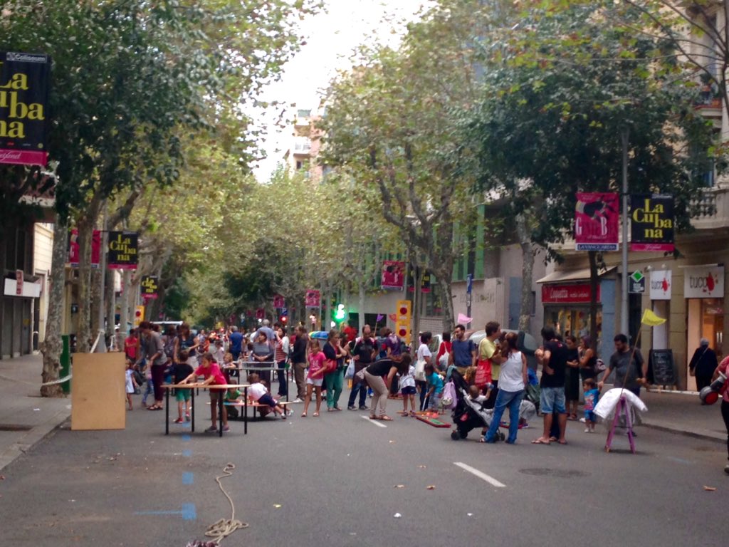 El dia sense cotxes o les fires de comerç al carrer, moments de vida al carrer. Per què no els 365 dies de l'any? #superillaGrassot