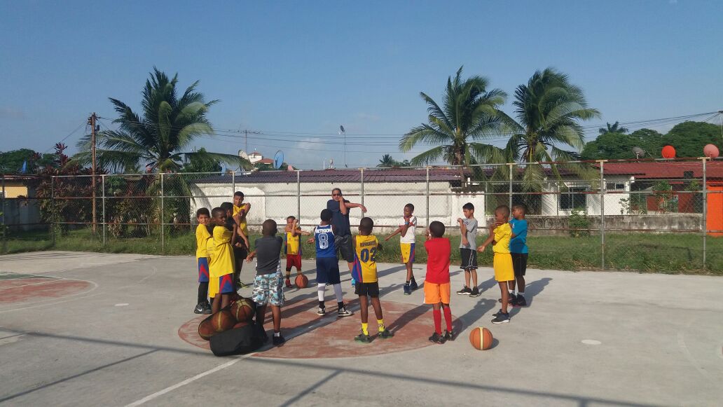 EscuelaMVP1's tweet photo. Siguen las clínicas de Verano en Arco Iris! #MVP4life #colonenpositivo #recreacionydeporte #aprendojugando https://t.co/BEkerHlAXS