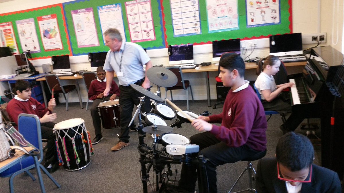 YearSevenPS_VI's tweet photo. @YearSevenPS_VI are jamming with @Priestley_music this morning #makinggoodmusic https://t.co/Fjj5yps0jk