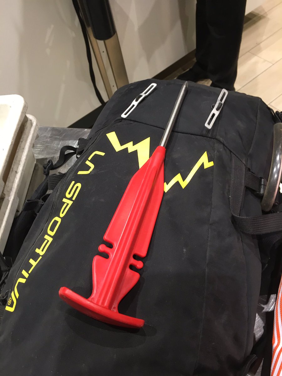 wilcovanrooijen's tweet photo. Wat raar, ik ga #snowkiten en mag deze ijspriem niet eens meenemen in mijn handbagage #Schiphol 😂 https://t.co/dEm76uwPoO