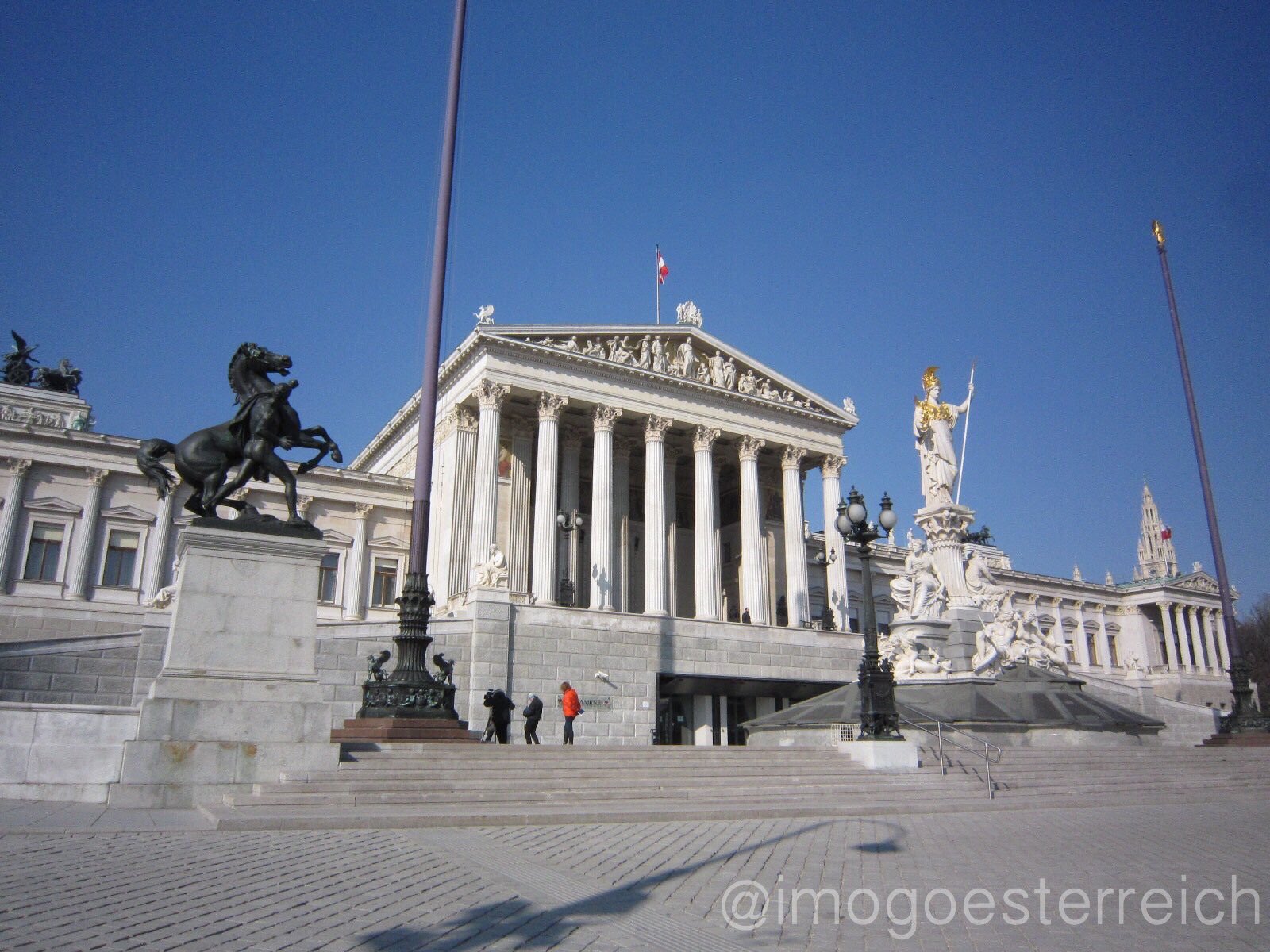 オーストリア情景 Parlament Wien 19世紀後半 ウィーン市街地を取り囲む城壁が壊された跡に建てられた 国会議事堂です ギリシャ風なのは 民主主義発祥の地であるアテネにちなんだもの ここからリンク通りを眺めるのが好きです オーストリア