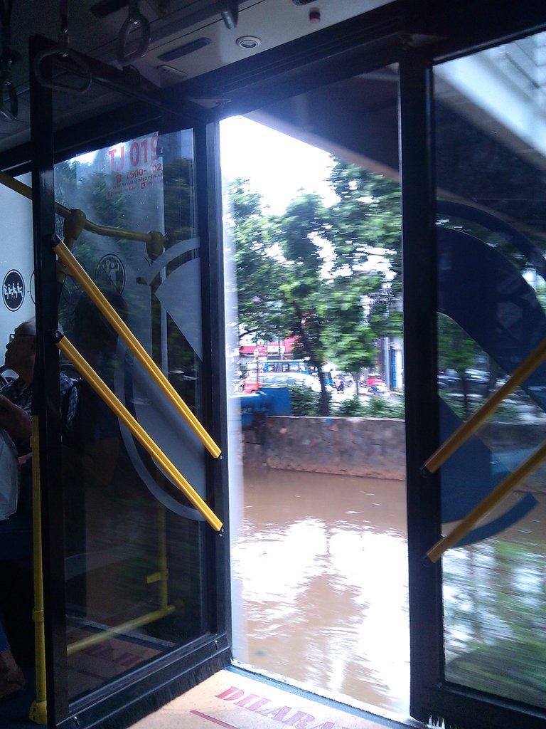 Saat beroprasi Bus Tj Pinang Ranti -Kota melintas si Jl Gajah Mada pintunya terbuka <a href="/SonoraFM92/">Radio Sonora Jakarta</a> <a href="/PT_TransJakarta/">Transportasi Jakarta</a>