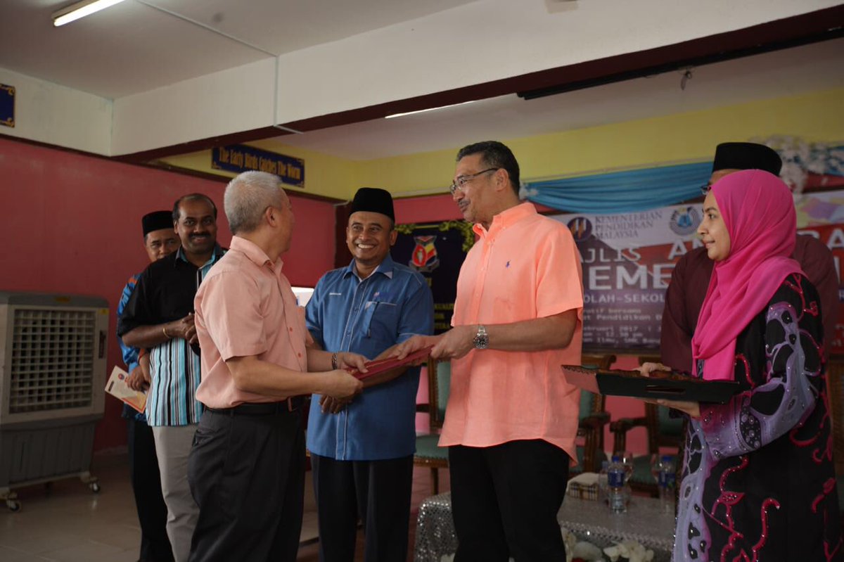 Anugerah2 tersebut meliputi anugerah kecemerlangan pendidikan bagi kategori UPSR, PT3 dan Sijil Darjah Enam Agama (SDEA) - <a href="/HishammuddinH2O/">Hishammuddin Hussein 🇲🇾</a>